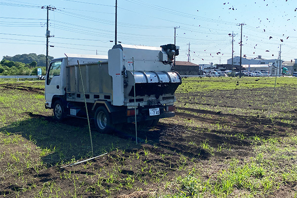 固形肥料散布中の様子